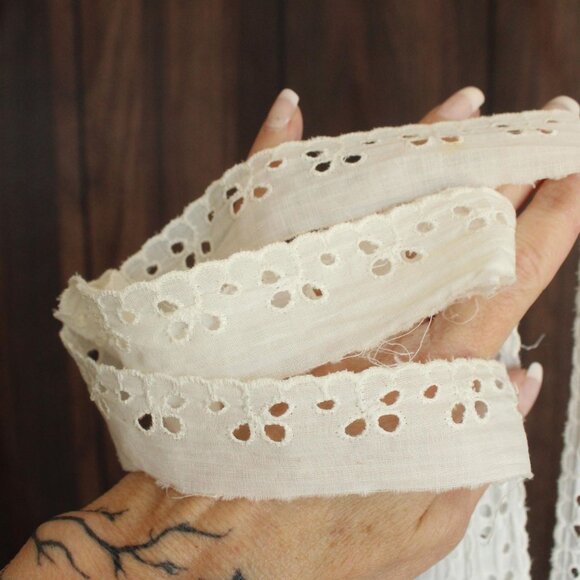 Vintage White Eyelet Lace Trim 1.25", 2 Yards, Scalloped Edge - Picture 2 of 10